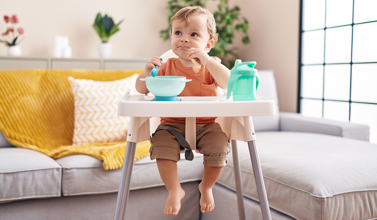 Les premiers repas de bébé à la cuillère : toute une aventure