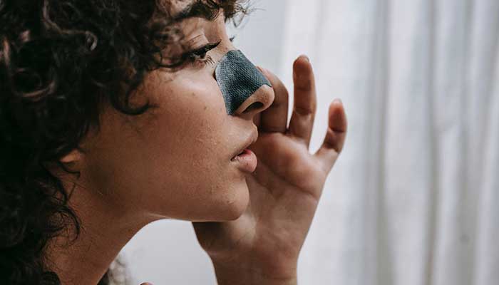 Réduire la formation de points noirs sur le visage 